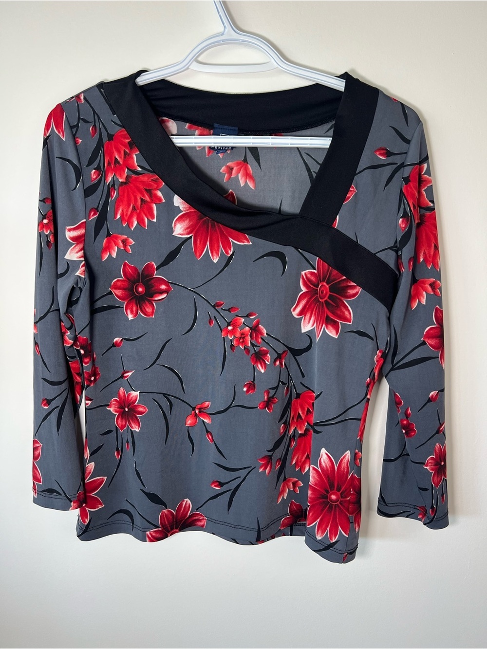 Reitman’s Petites Women’s Medium Gray Floral V-Neck Top with Red Flower Print